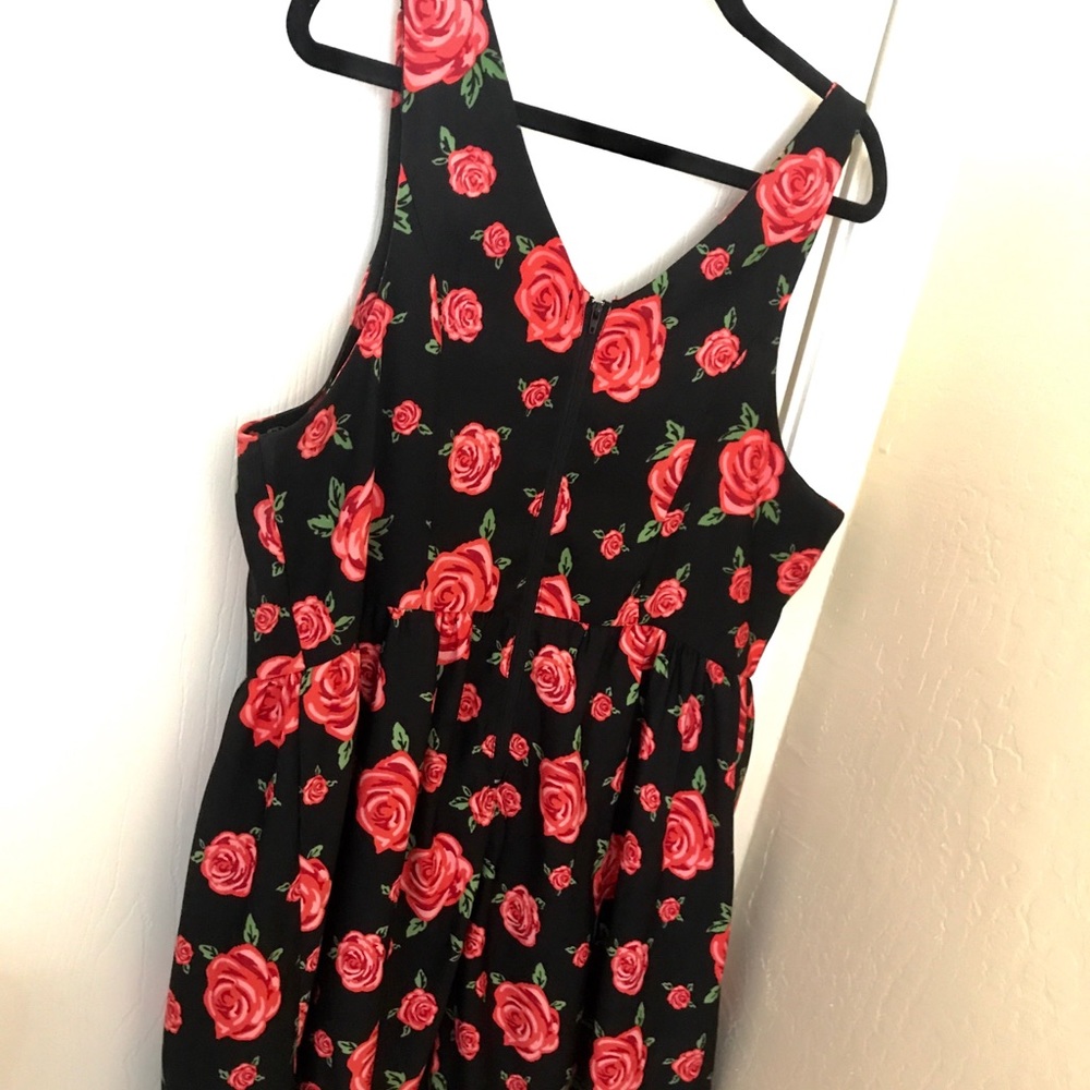 BLACK KNEE LENGTH ROSE PRINT DRESS - Picture 3 of 4